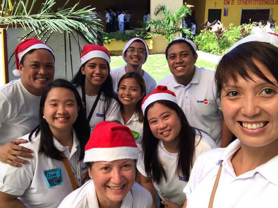 Lorna (second from the right) with Bea Lim (rightmost), and Monette Iturralde Hamlin (middle, in the foreground) and the rest of the volunteers for My Dream in a Shoebox last 2016